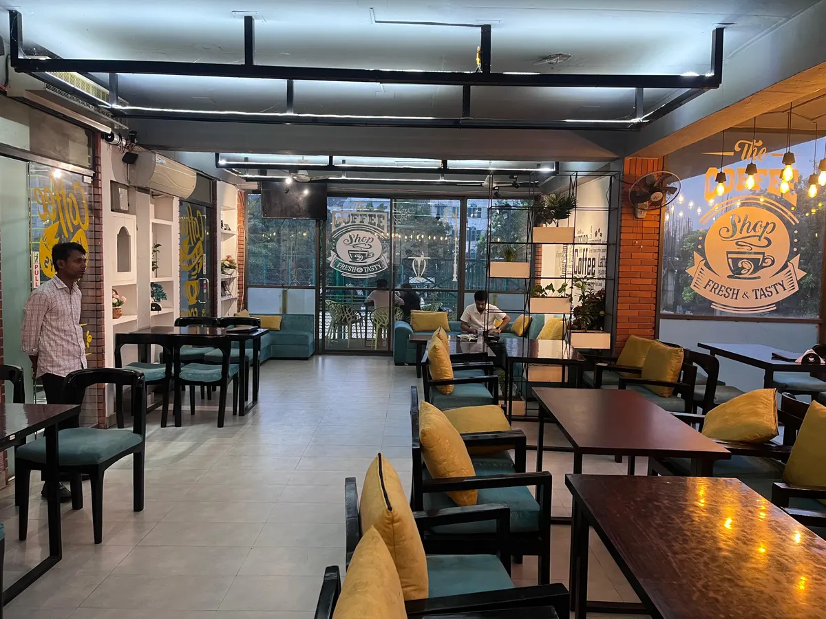 MoonRoof cafe & Restaurant — interior